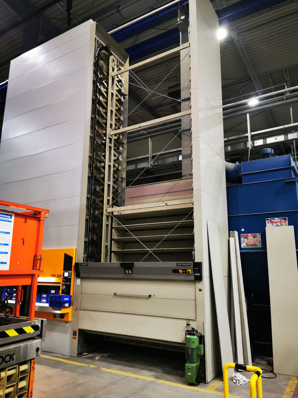 Demontage eines 8 m hohen Umlaufregales der Fa. Kardex